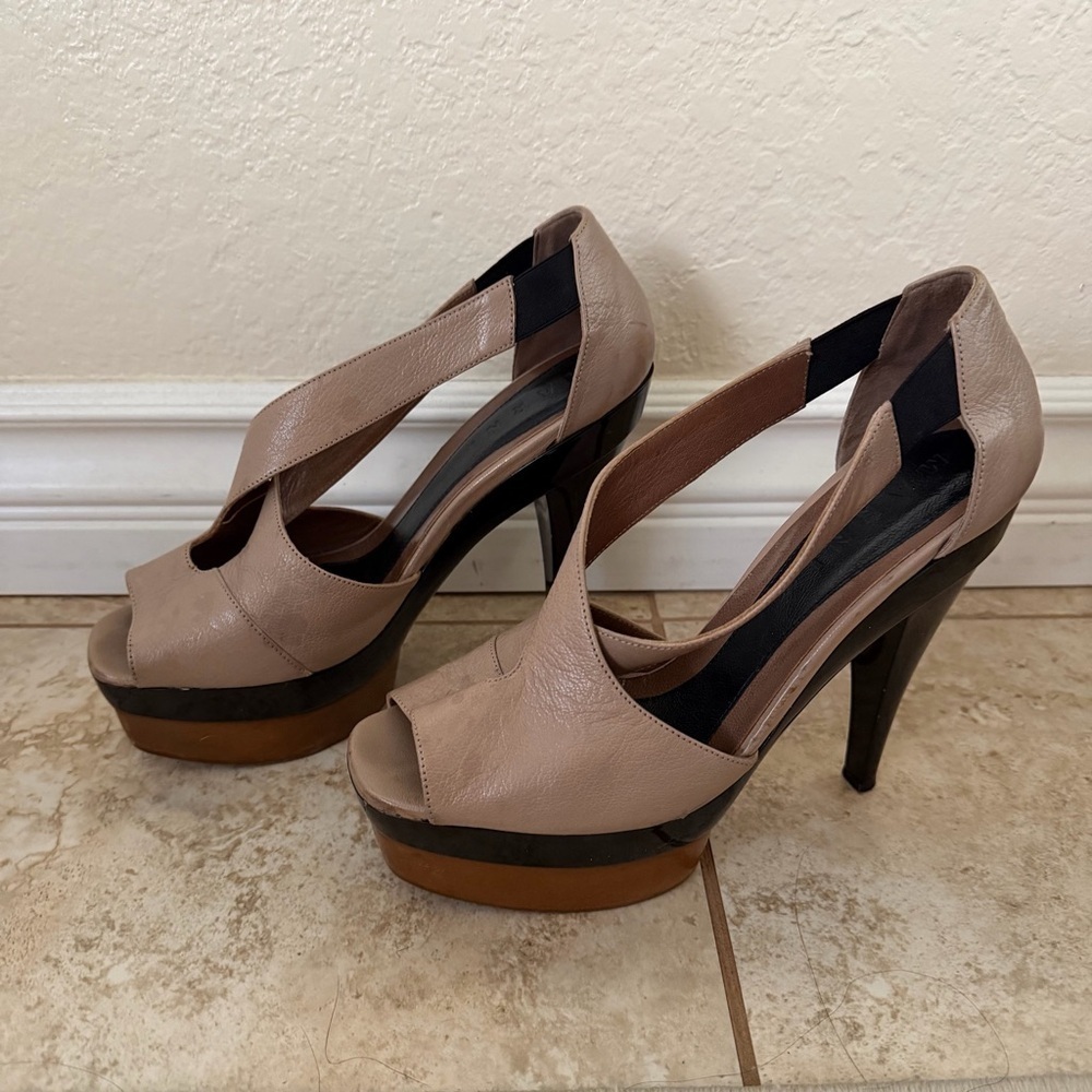 Marni leather T-strap platform pumps neutral and black color block - Picture 8 of 11